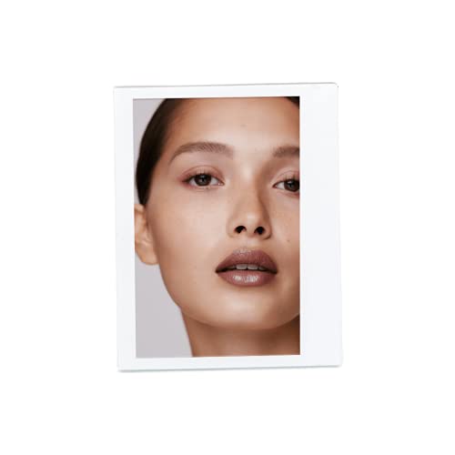 Victoria Beckham Posh Lipstick (pose)