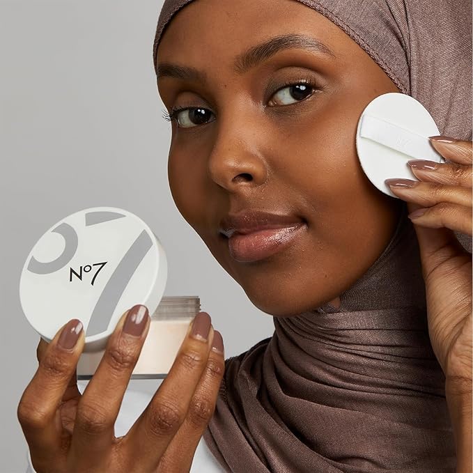 No7 Flawless Finish Loose Setting Powder - Mattifying & Blurring Setting Powder to Set Makeup for a Shine-Free, Airbrush Finish - Helps Soften the Appearance of Fine Lines - Translucent (0.71 oz)