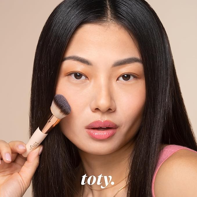 Toty by Sofia Vergara - Ilumina CC Creamy Compact SPF 50+ Mineral Broad Spectrum Sunscreen for Face + Ilumina Brush - CC cream foundation with spf 50 - MAKEUP - 3C Bundle