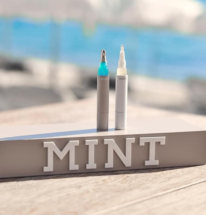 MINT Lipgloss Blue Lip Shine (4 ml) - Lipgloss - With Immediate Teeth Whitening Effect - Ultra Bright Shining Smile - By Dr. Mintcheva