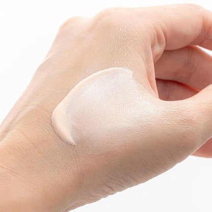 ANNA SUI - Illuminating Cushion Compact 01 - Case and Sponge Included - Universal Shade - Moisturizes and Refines Skin - Creates a Glossy Skin - 0.28 oz.